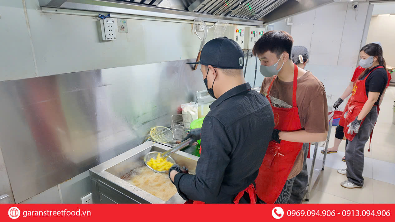 TỪ NHÂN VIÊN VĂN PHÒNG ĐẾN CHỦ QUÁN GÀ RÁN ĐẦU TIÊN – CÂU CHUYỆN KHỞI NGHIỆP DÁM LÀM