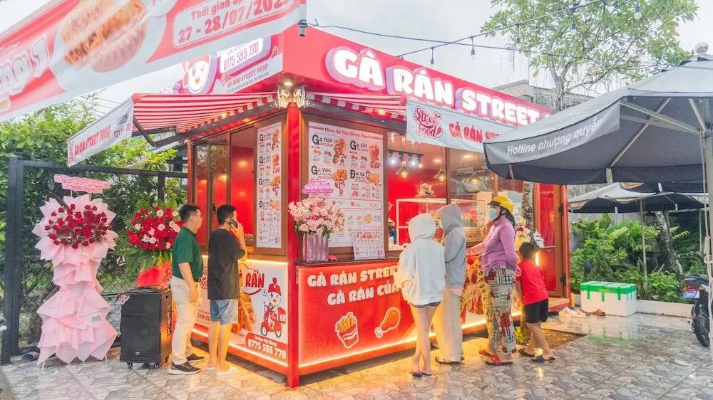 Chi nhánh Gà Rán Street Food 2026 — khách xếp hàng ngày khai trương