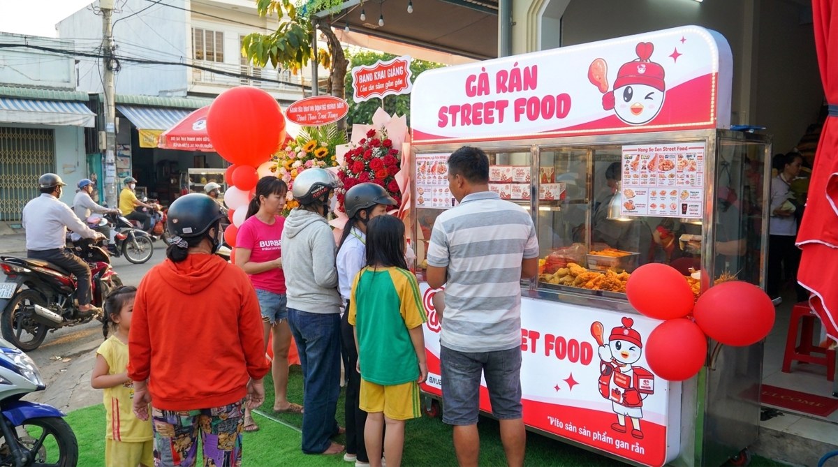 Quán gà rán Street Food đông khách