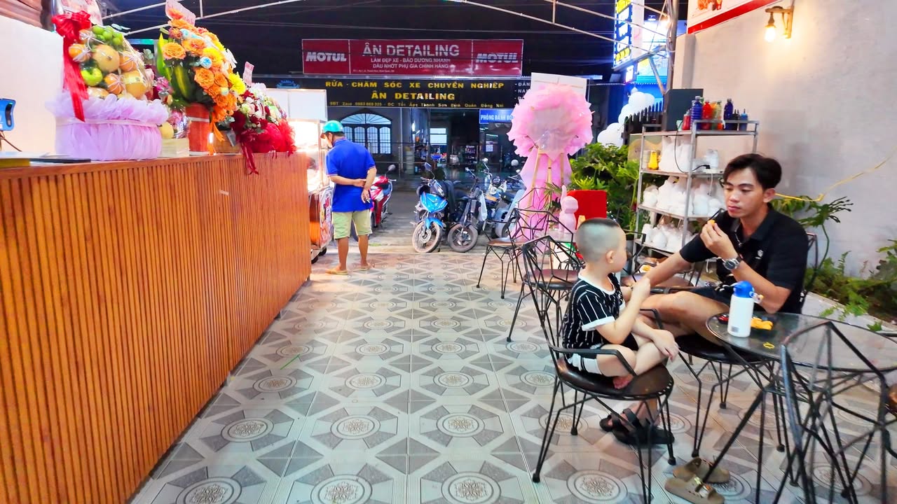 Không gian quán thoáng cùng khách dùng bữa