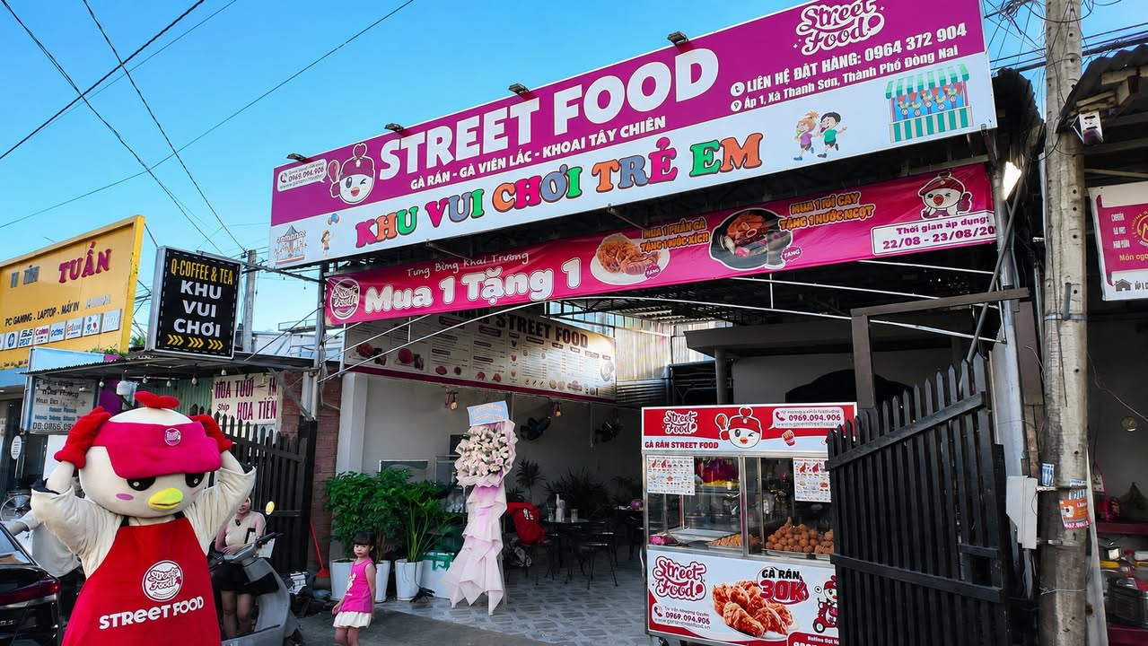 Mặt tiền cửa hàng nổi bật cùng mascot