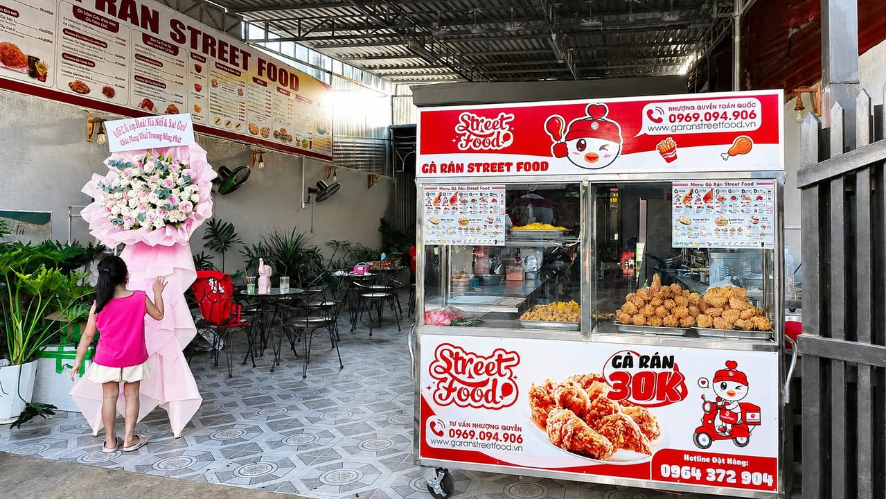 Quầy gà rán trưng bày món hấp dẫn
