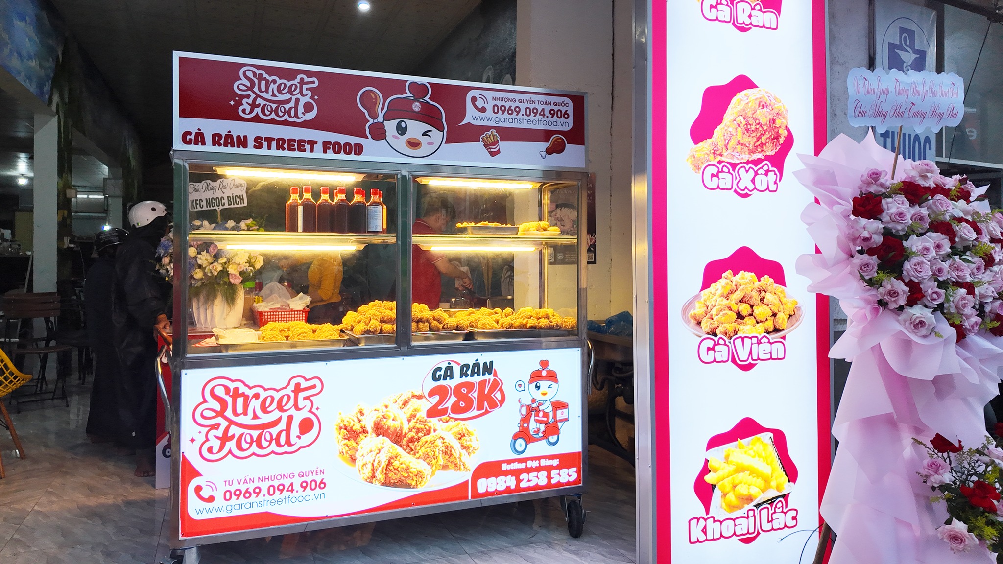 Quầy gà rán vàng giòn tại Street Food Lâm Đồng