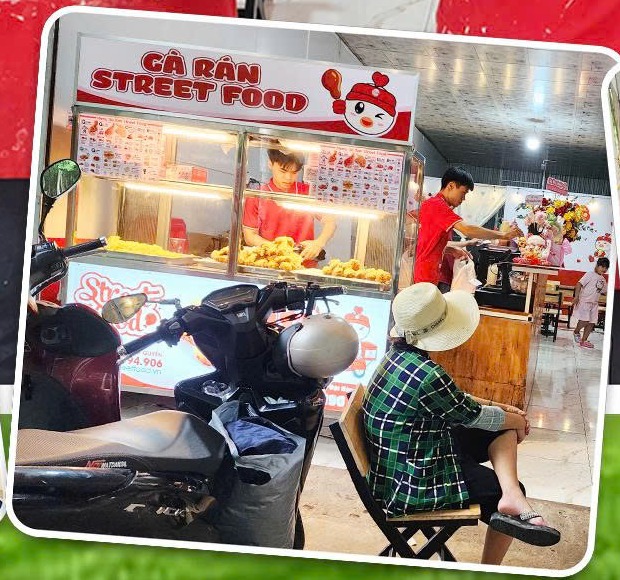 Quầy phục vụ tấp nập tại Street Food Minh Hưng