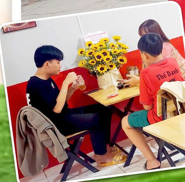 Khách hàng thưởng thức gà rán tại Street Food Minh Hưng