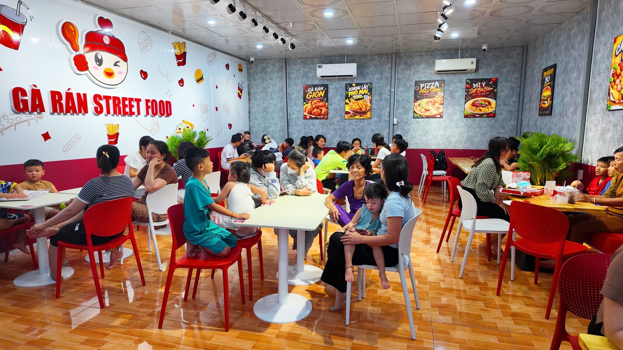 Khách hàng đông đúc tại Street Food Tây Ninh