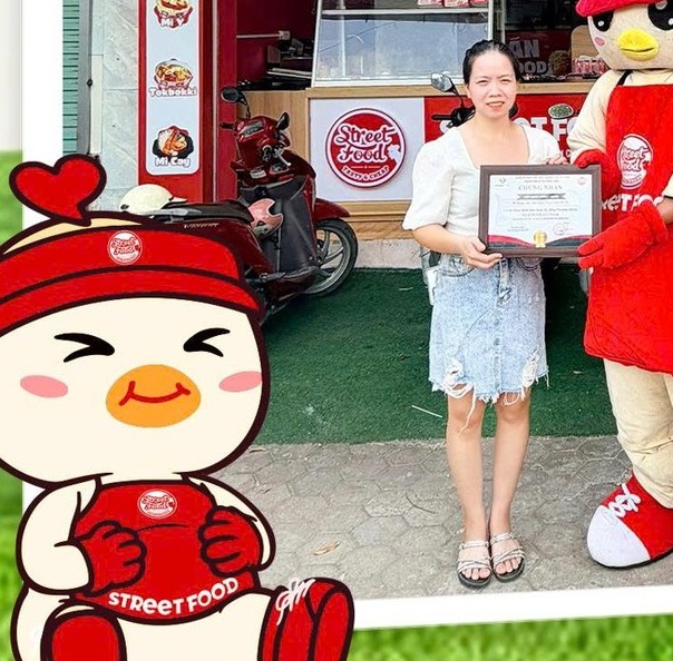 Chủ quán nhận chứng nhận cửa hàng Street Food Thạch Thất