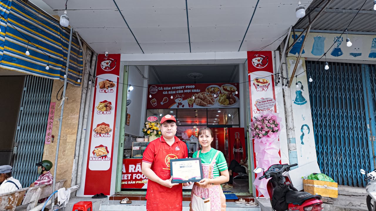 Chủ quán nhận chứng nhận cửa hàng Gà Rán Street Food Vị Thanh, Cần Thơ