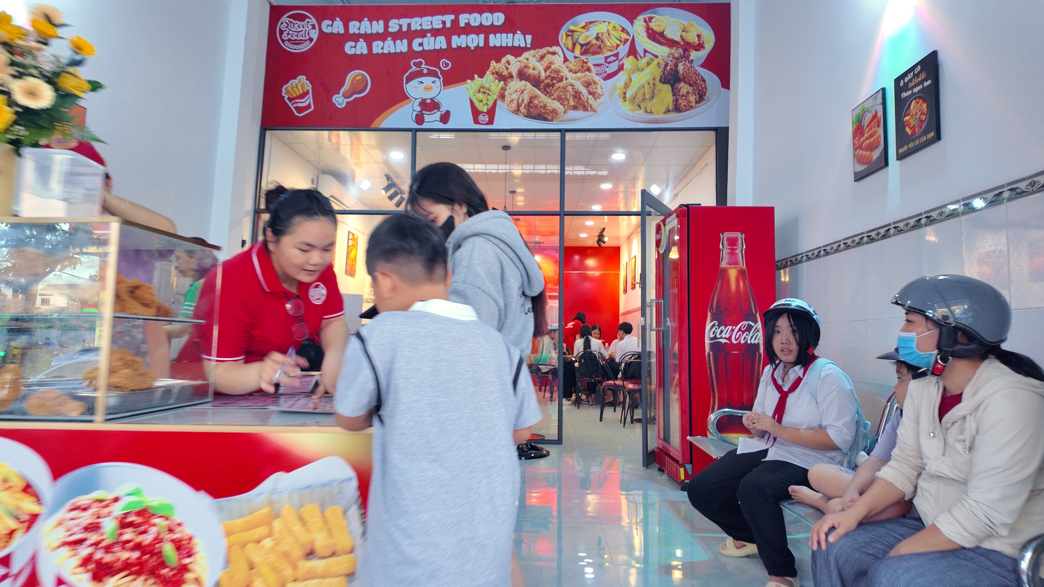 Quầy phục vụ tấp nập tại Street Food Vị Thanh