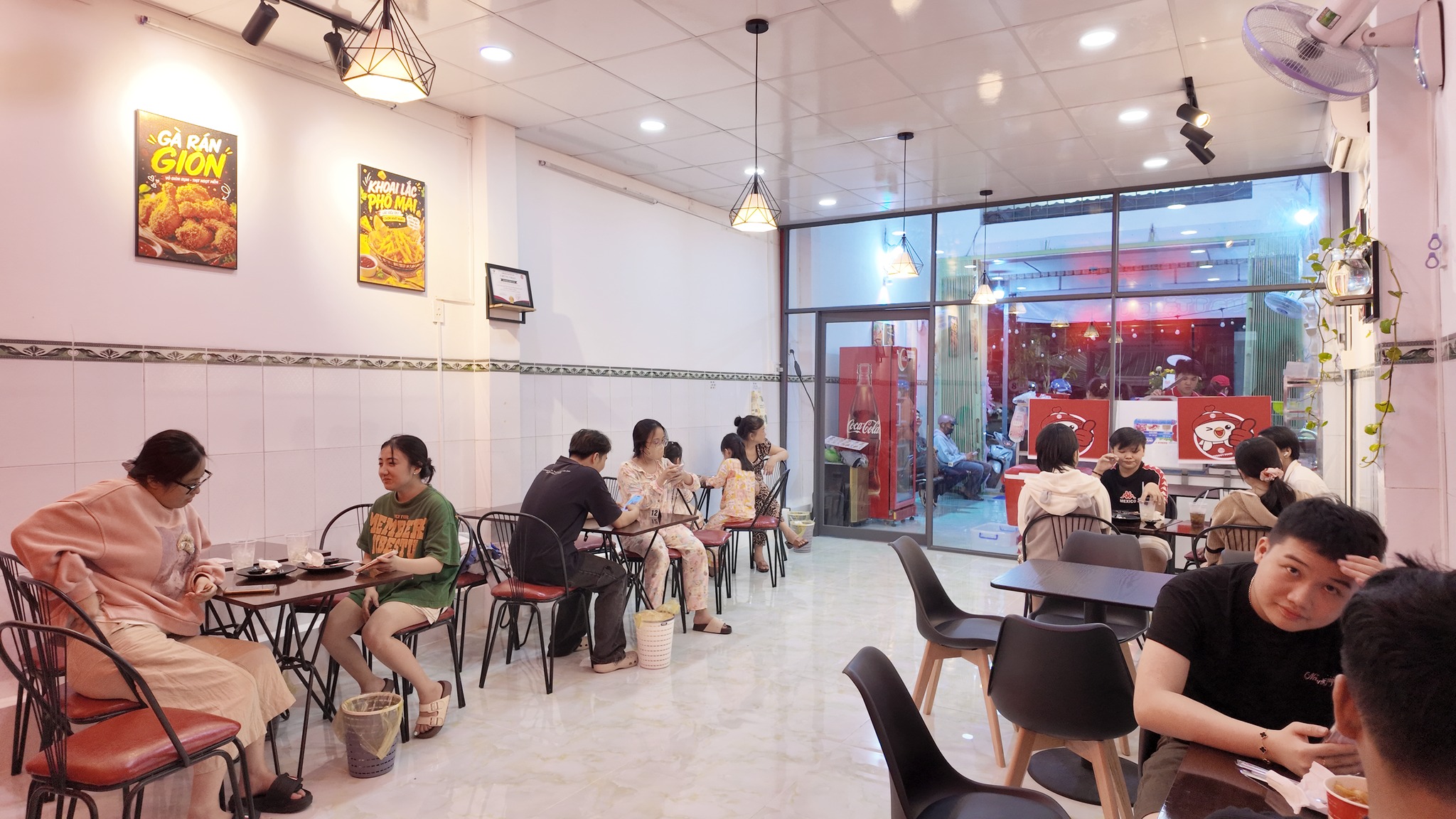 Khách hàng đông đúc thưởng thức tại Street Food Vị Thanh
