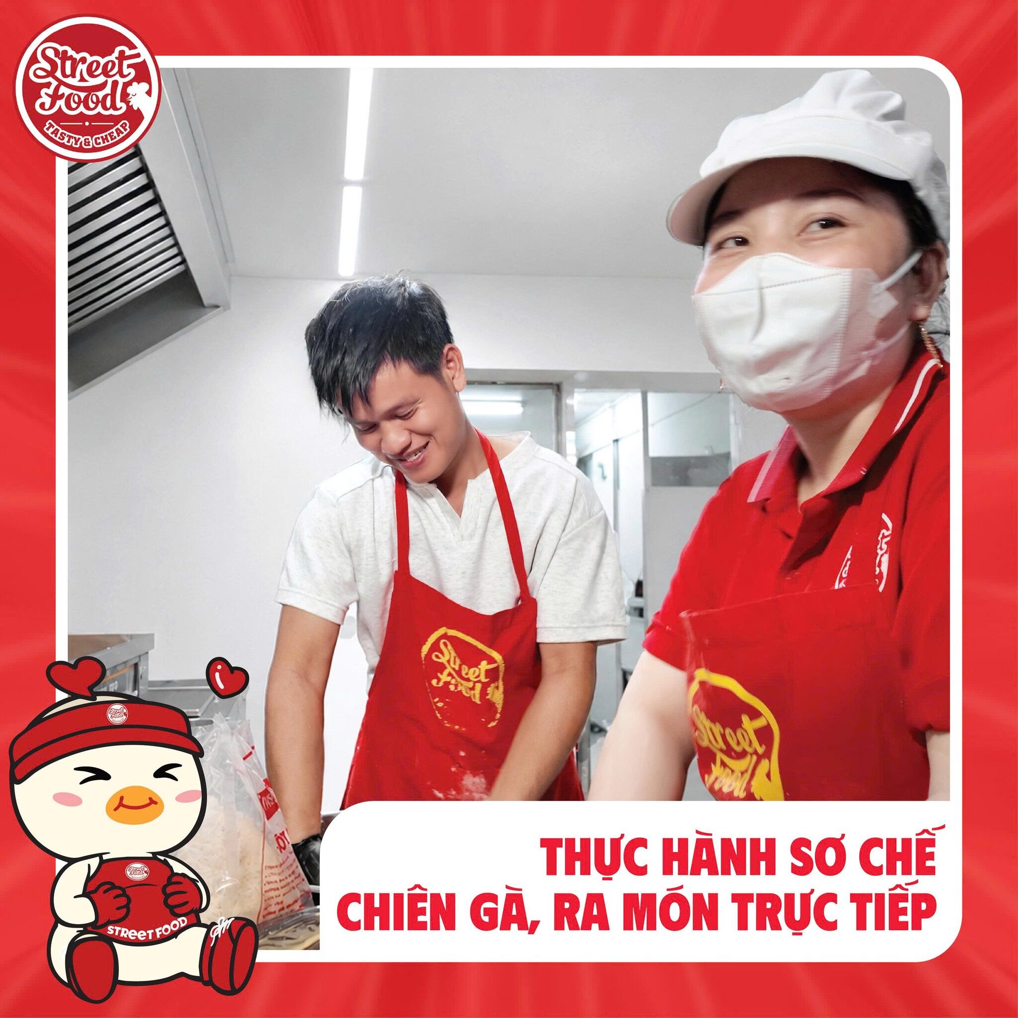 Chế biến gà rán tại Street Food Xuân Hưng