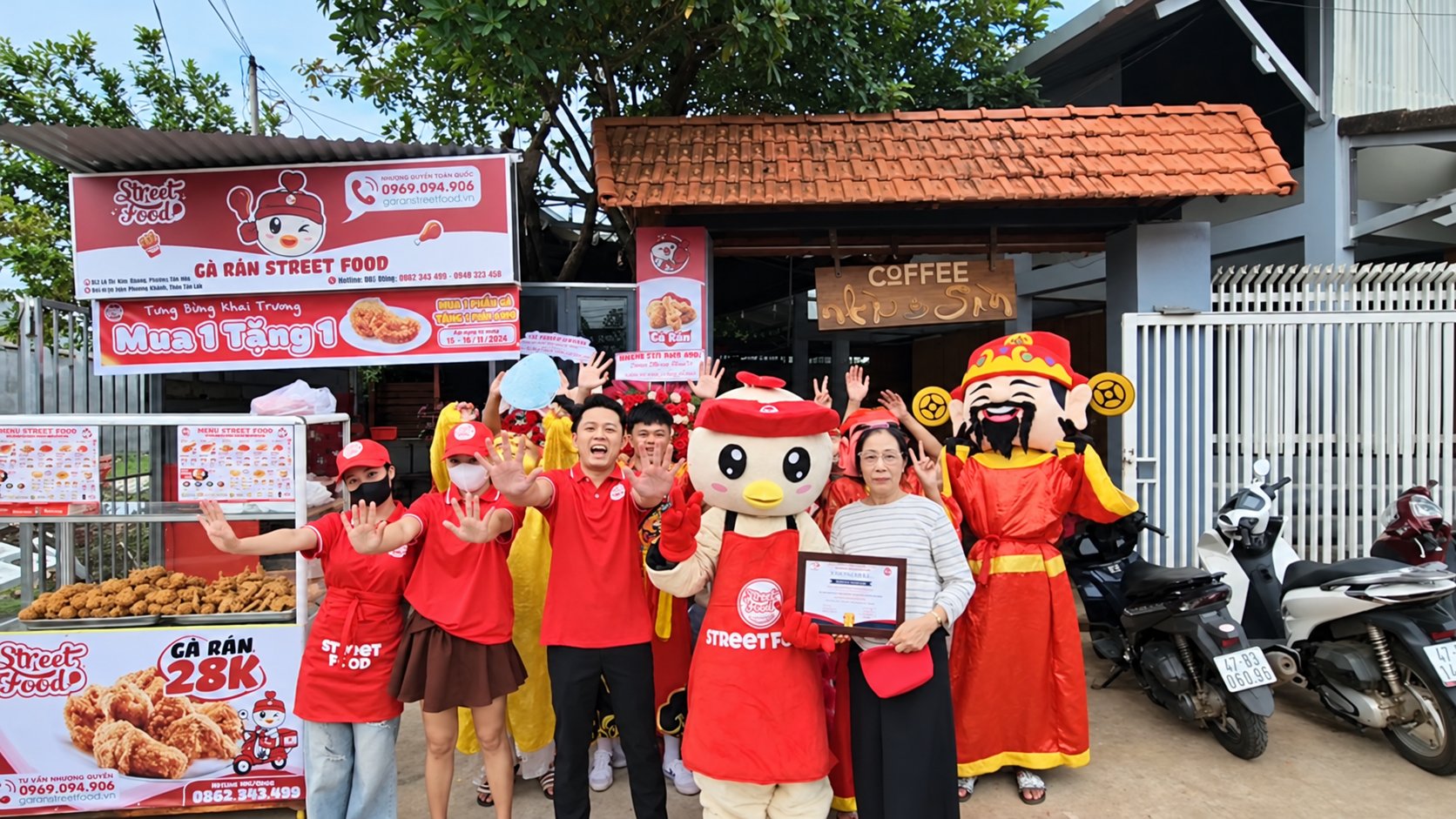 Chị Nguyệt nhận chứng nhận cửa hàng Gà Rán Street Food Buôn Cư Lim