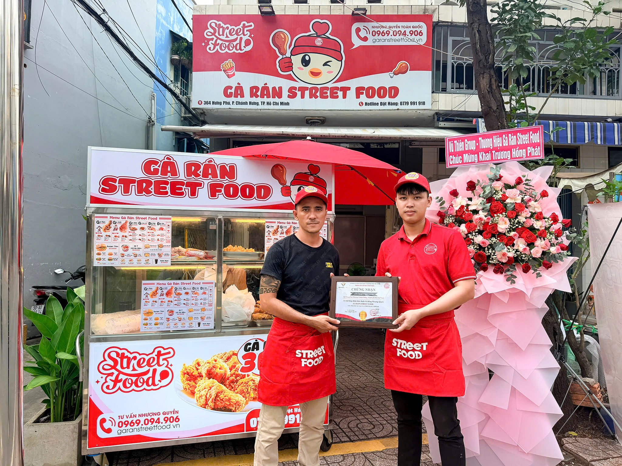 Chủ quán Street Food Hưng Phú – Chánh Hưng, TP.HCM nhận chứng nhận nhượng quyền