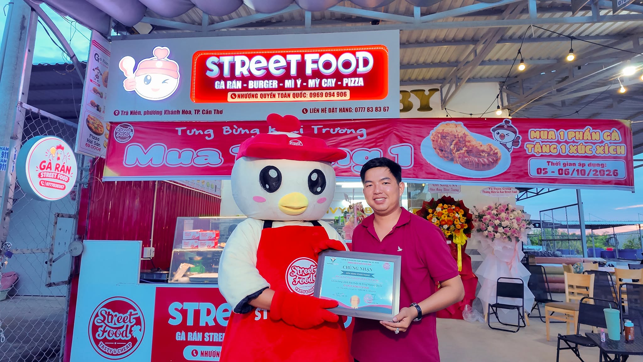 Chủ quán Street Food Trà Niên – Cần Thơ nhận chứng nhận nhượng quyền