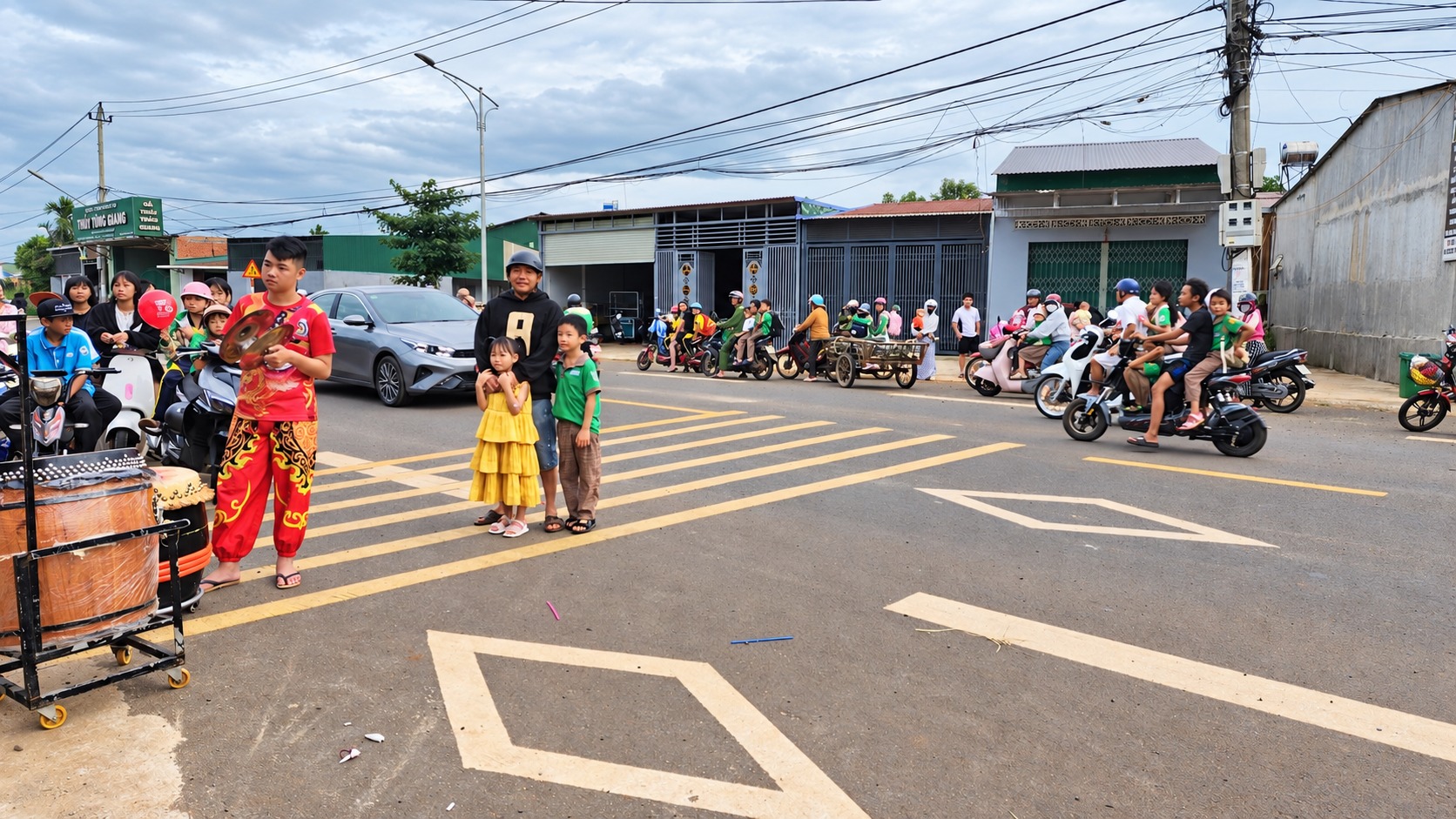 Đoàn khách và mascot tạo không khí sôi động