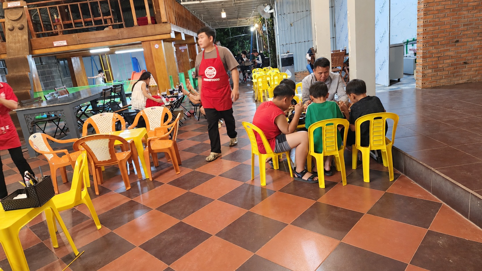Không gian ăn uống thoải mái, nhiều bàn ghế