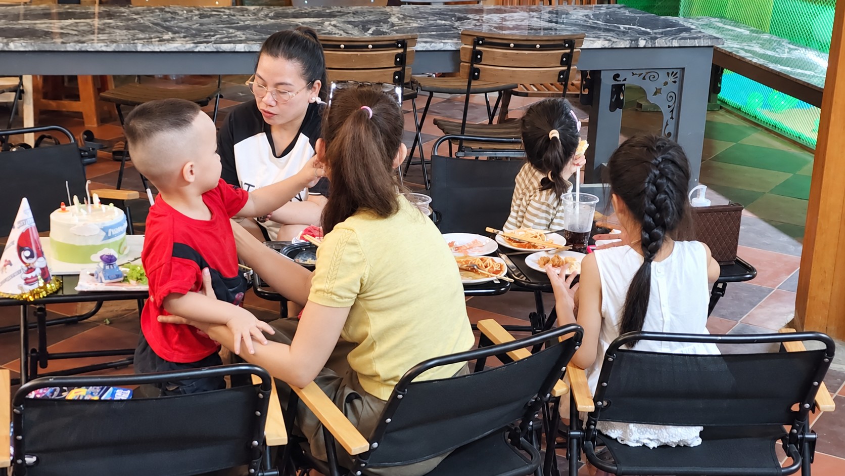 Gia đình quây quần thưởng thức món ăn