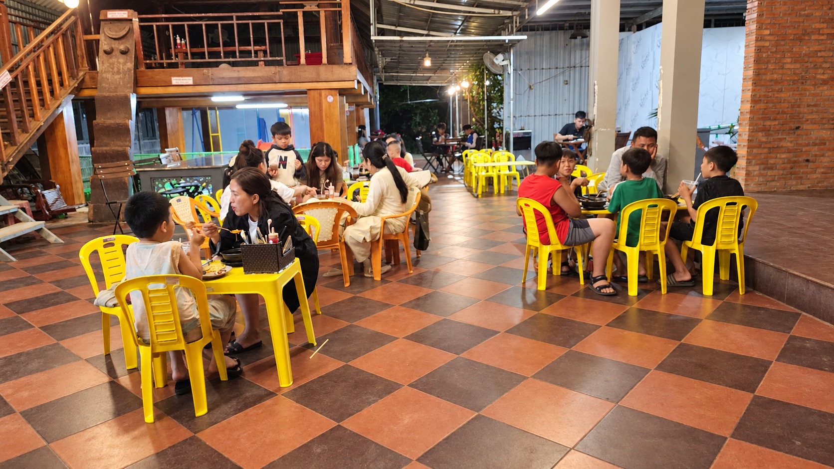 Quán đông khách, không gian rộng và thoáng