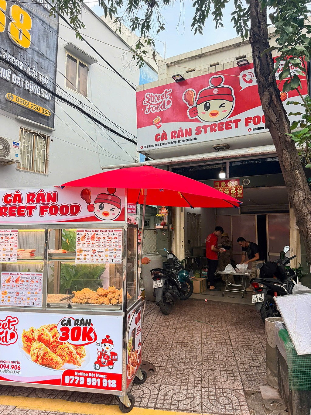 Mặt tiền cửa hàng cùng xe gà