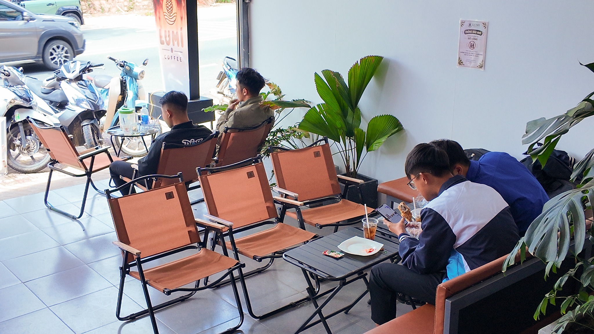Không gian quán sáng thoáng nhiều chỗ ngồi