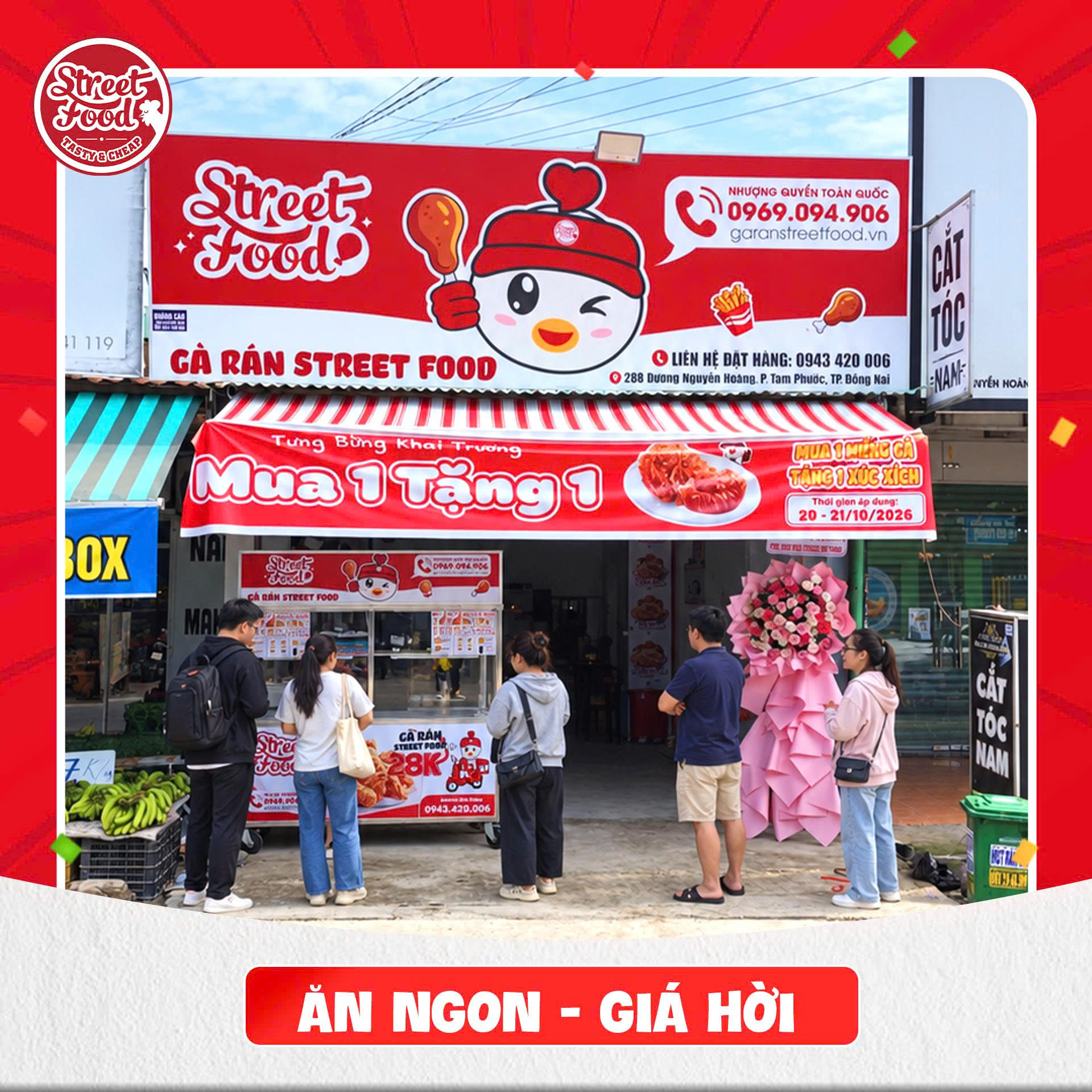 Khách hàng ghé mua tấp nập trong ngày khai trương Street Food Tam Phước