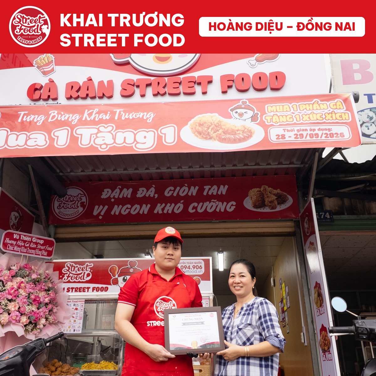 Chị Dung nhận chứng nhận cửa hàng Gà Rán Street Food Hoàng Diệu – Đồng Nai