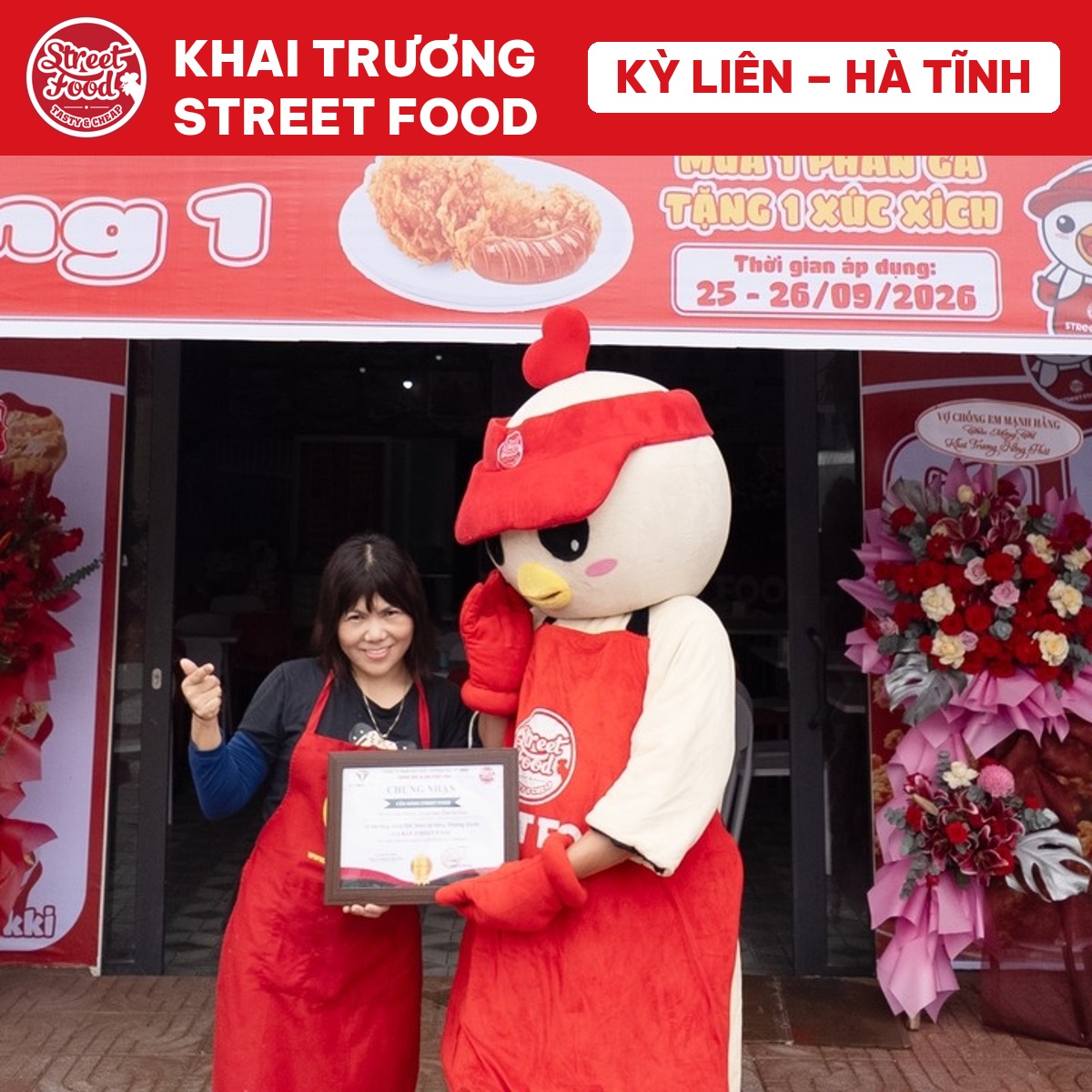 Chị Thúy nhận chứng nhận cửa hàng Gà Rán Street Food Kỳ Liên – Hà Tĩnh
